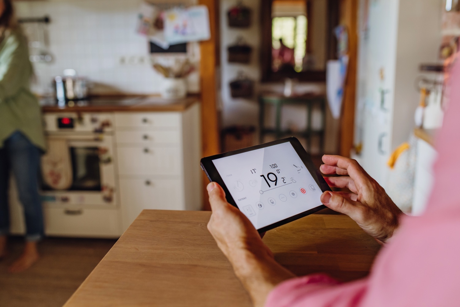 Persona con una tablet controla su hogar